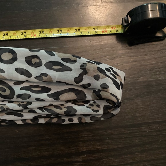 🧣💄Sheer Animal Print Scarf 🧣 👜 - Picture 3 of 4